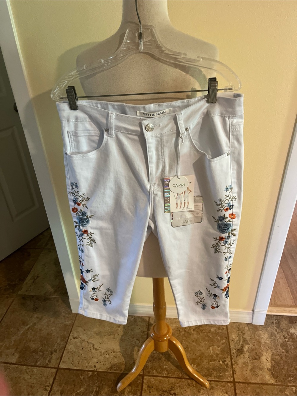 9TH & MAIN  White Skinny Stretch Capri Embroidered Jean  Mid Rise  Size 16 NWT